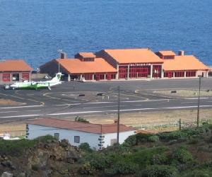 https://www.aeropuertos.net/imagenes/Aeropuerto-El-Hierro-410x307.jpg