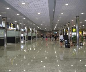 https://www.aeropuertos.net/imagenes/Instalaciones-del-Aeropuerto-de-Reus.jpg
