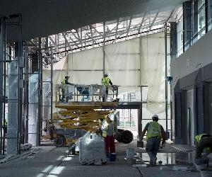 https://www.granadahoy.com/2017/11/03/granada/Operarios-trabajan-interior-edificio-estacion_1187591334_74420570_667x375.jpg