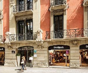 https://www.ejeprime.com/files/2020/20_recursos/retail/desigual-tienda-barcelona-calle-arcs-10-728.jpg