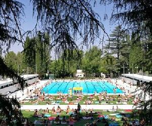https://www.esmadrid.com/sites/default/files/styles/content_type_full/public/recursosturisticos/deporte/vista-de-la-piscina-principal.jpg?itok=FD8BGMp-