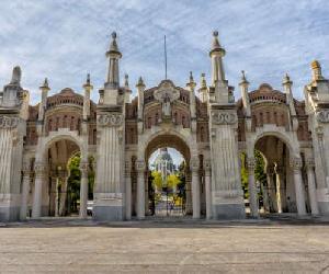 https://www.esmadrid.com/sites/default/files/styles/content_type_full/public/recursosturisticos/infoturistica/cementeriodelaalmudena.jpg?itok=xRQ35kiE