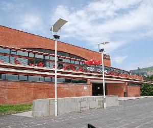 https://www.euskadi.eus/contenidos/equipamiento/instalacion_57680501/es_def/images/POLIDEPORTIVO_ALLURRALDE_ANDOAIN.JPG