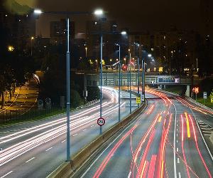 https://www.eysmunicipales.es/static/media/images/actualidad/las-rondas-de-barcelona-mejoran-su-eficiencia-energetica-a-traves-de-un-nuevo-alumbrado-led.jpg