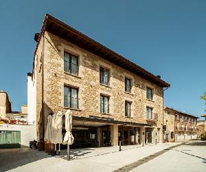 https://www.hotelcasaluisa.es/wp-content/uploads/2021/06/Hotel-Casa-Luisa-Fachada.jpg