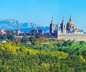 https://www.hola.com/imagenes/viajes/2017051294496/san-lorenzo-de-el-escorial-pueblo-madrid-imprescindibles/0-448-200/El-Escorial-panoramica-t.jpg?filter=ds75