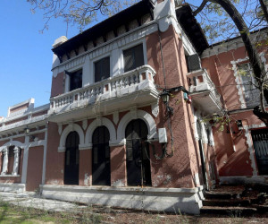https://www.huelvainformacion.es/2019/04/14/huelva/Vista-lateral-edificio-Casona_1345675524_97954087_667x375.jpg