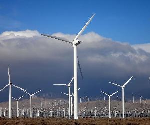https://www.ormazabal.com/wp-content/uploads/2023/09/Wind_turbines_in_southern_California_2016-1-2.jpg