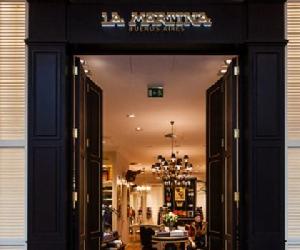 https://www.modaes.com/thumb/OTgweDM1OXgweDB4OTgweDM1MA==/files/2023/empresas/la-martina/la-martina-tienda-980.jpg