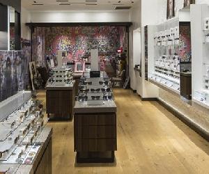 https://www.modaes.com/files/2022/empresas/essilorluxottica/sunglass-hut-interiorismo-980.jpg