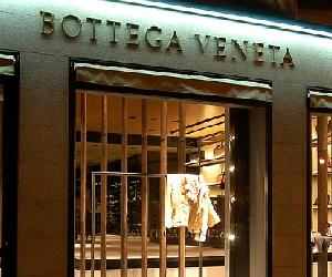 https://www.modaes.es/files/bottega%20veneta/Bottega%20Veneta%20tienda%20exterior%20728.jpg