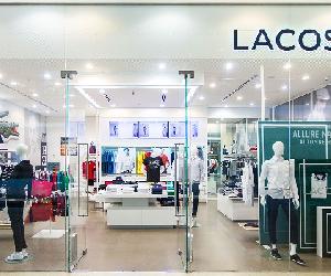 https://www.modaes.es/files/000_2016/lacoste/lacoste-tienda-exterior-cc-728.jpg