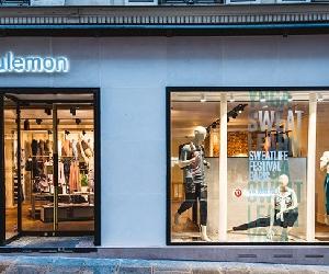 https://www.modaes.es/files/2020/empresas/lululemon/lululemon-tienda-escaparate-728.jpg