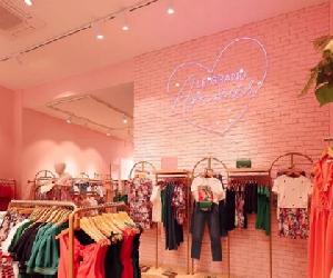 https://www.modaes.es/files/2020/empresas/naf%20naf/tienda-naf-naf-barcelona-728.jpg