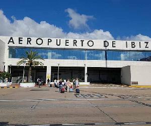https://www.moncloa.com/wp-content/uploads/2020/08/aeropuerto-ibiza.jpg