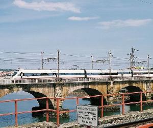 https://www.naiz.eus/media/asset_publics/resources/000/738/164/article_main_landscape/tren-bidasoa.JPG