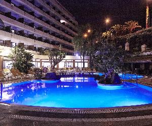 https://www.smyhotels.com/hubfs/Hotels/PLC/NUEVAS/Piscina%20climatizada%20y%20bar%20piscina%20(jameo)/SMY_PuertodelaCruz_185.jpg