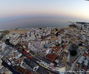 https://www.rotasturisticas.pt/imagens/fotos/pt/large/fotos_31258_albufeira_vista_aerea_de_albufeira_ao_fim_do_dia.jpg