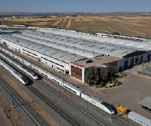 https://www.renfe.com/es/es/grupo-renfe/comunicacion/renfe-al-dia/sala-de-prensa/renfe-adjudica-instalacion-placas-fotovoltaicas-para-autoconsumo-nueve-bases-mantenimiento/_jcr_content/root/responsivegrid_2037921802/rfdetail/responsivegrid/rfimg.coreimg.100.2048.jpeg/1680078866833/2-taller-dron.jpeg