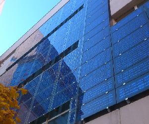 https://www.tiovivocreativo.com/wp-content/uploads/2019/01/Fachada-fotovoltaica.Centro-de-Servicios-Sociales-Jos%C3%A9-Villarreal.Madridwikipedia.jpg