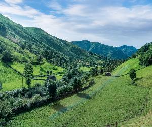 https://www.turismodeobservacion.com/media/fotografias/san-roque-de-riomiera-valle-del-rio-pas-en-cantabria-61511-xl.jpg