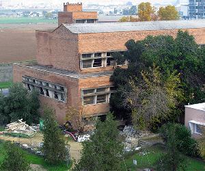 https://www.upo.es/cms1/export/sites/upo/infraestructuras/planimetria/documentacion_grafica_edificios/edificios/Edificio_19/Imagenes_Edificio_19/Edificio_19.jpg