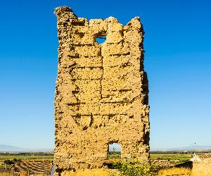 https://www.valtierra-turismo.es/wp-content/uploads/2017/12/turismo-geologico-alojamientos-en-cuevas-en-navarra-espana-experiencias-.jpg