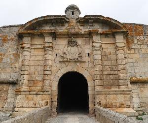 https://www.viajecomigo.com/wp-content/uploads/2018/05/Portas-duplas-de-S.-Francisco-ou-da-Cruz-Almeida-Portugal-%C2%A9-Viaje-Comigo.jpg