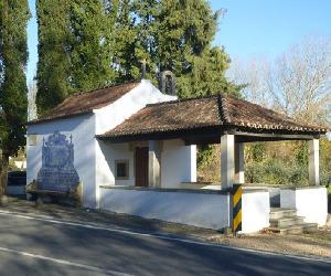 https://www.visitarportugal.pt/images/fotos/pedro_castro/santarem-tomar/tomar/capela-sao-lourenco-0.jpg