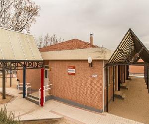 https://www.xn--alcalaylosnios-1nb.es/images/profesionales/educativos/colegios/meco/ceip_gloria_fuertes_670.jpg