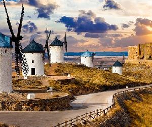 https://abrasador.com/wp-content/uploads/2020/08/Molinos-de-viento-de-Consuegra-s%C3%ADmbolo-de-la-localidad-toledana-820x423.jpg