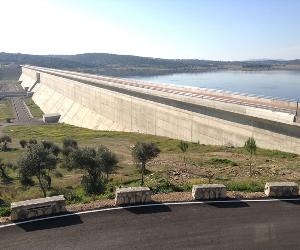 https://andaluciarustica.com/wp-content/uploads/2016/01/presa-del-embalse-de-alcollarin.jpg