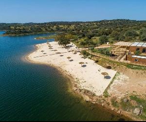 https://aquapolis.com.pt/wp-content/uploads/2022/06/alandroal-praia-fluvial-vista-aerea.jpg