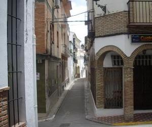 https://archivos.wikanda.es/cordobapedia/thumb/Entrada_Calle_La_Antigua_de_Izn%C3%A1jar.jpg/300px-Entrada_Calle_La_Antigua_de_Izn%C3%A1jar.jpg