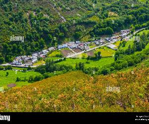 https://c8.alamy.com/comp/EB6R7C/fondos-de-vega-village-fuentes-del-narcea-degaa-e-ibias-natural-park-EB6R7C.jpg