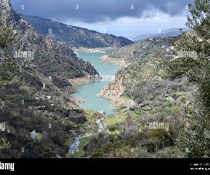 https://c8.alamy.com/compes/meghw0/embalse-de-canales-guejar-sierra-granada-espana-meghw0.jpg