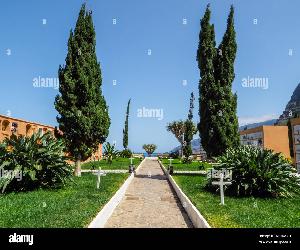 https://c8.alamy.com/compes/mndarh/cementerio-con-cipreses-y-tumbas-de-pared-en-el-municipio-de-agulo-en-la-costa-norte-de-la-isla-de-la-gomera-en-las-islas-canarias-mndarh.jpg