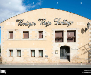 https://c8.alamy.com/compes/ee888d/las-bodegas-rioja-santiago-en-haro-espana-en-la-capital-de-la-region-vinicola-de-la-rioja-ee888d.jpg