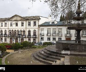 https://c8.alamy.com/compes/kmp085/chafariz-fuente-publica-do-carmo-en-largo-martins-sarmento-guimaraes-minho-portugal-kmp085.jpg