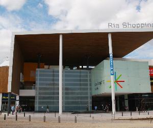 https://casais.pt/wp-content/uploads/2022/03/11-COMERCIO-PT_Ria_Shopping-078.jpg