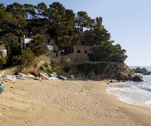 https://cbfrblog.costabravas.com/2011/12/panoramica-playa-sa-caleta-lloret-de-mar-costa-brava.jpg