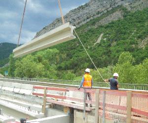 https://cdn-s-www.ledauphine.com/images/D6913FC9-D1E6-4DD9-9F6A-5755EBF5F6AE/NW_raw/l-operation-de-grutage-des-poutres-a-pont-la-barque-a-eu-lieu-ce-mardi-photo-le-dl-nicolas-boldych-1654018836.jpg