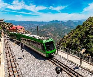 https://cdn.civitatis.com/espana/barcelona/galeria/montserrat-tren-cremallera.jpg