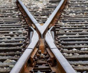 https://elmercantil.com/wp-content/uploads/2020/12/two-crossing-train-tracks-scaled-e1607601661653.jpg
