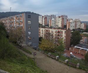 https://estaticos.elperiodico.com/resources/jpg/6/3/vista-panoramica-del-barrio-ciutat-meridiana-una-imagen-archivo-1467352811136.jpg