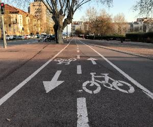 https://estaticos.elperiodico.com/resources/jpg/8/4/carril-bici-1582624715248.jpg