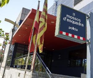 https://estaticos.elperiodico.com/resources/jpg/8/7/comisaria-mossos-desquadra-barrio-del-pomar-badalona-1509282575278.jpg