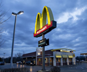 https://fotos.perfil.com/2019/05/21/cropped/696/522/center/BC-mcdonalds-modifica-su-politica-de-acoso-ante-criticas-Bb.jpg