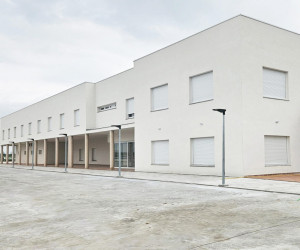 https://hermet10.com/content/uploads/2025/06/fachada-residencia-mayores-de-saucedilla-920x920.jpg