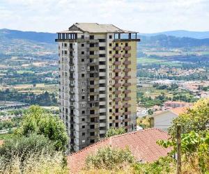 https://i0.wp.com/ointerior.pt/wp-content/uploads/2023/08/covilha-torre-de-santo-antonio-vendida-com-projeto-de-recuperacao.jpg?resize=810,486&ssl=1